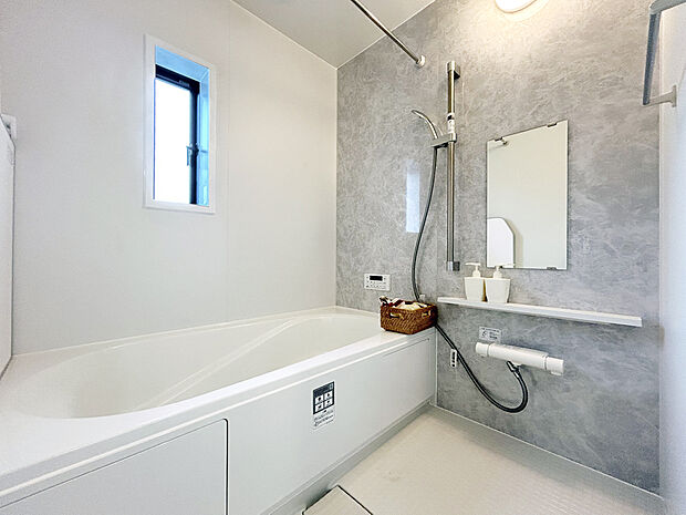 【【Bath Room:B号棟】】1坪タイプのバスルーム。足を伸ばしてゆったりと浸かれるのはもちろん、洗い場も広さがあるので立ったりしゃがんだりする動作もスムーズに行えます。