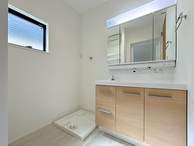 【【建物プラン例:Wash Room】】機能美とデザイン性を両立させた3面鏡付の洗面化粧台。視覚的に広がり感を持たせるだけでなく、機能的にも優れています。