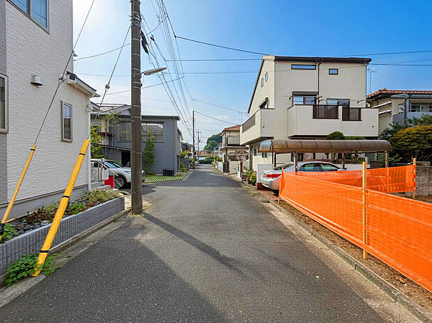 【【土地外観】】車の往来の少ない道路に面しており、静けさと安全性を兼ね備えた立地