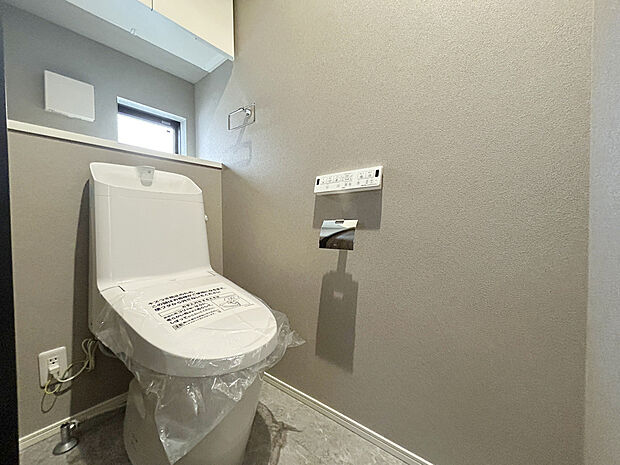 【【施工例:Toilet】】各階にトイレがあるので、朝慌ただしい時間帯に混む心配が減ります。わざわざトイレのために階段を昇り降りをせずに済みます。