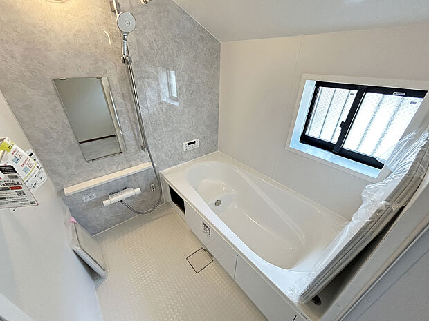 【【Bath Room】】1坪タイプのバスルーム。足を伸ばしてゆったりと浸かれるのはもちろん、洗い場も広さがあるので立ったりしゃがんだりする動作もスムーズに行えます。