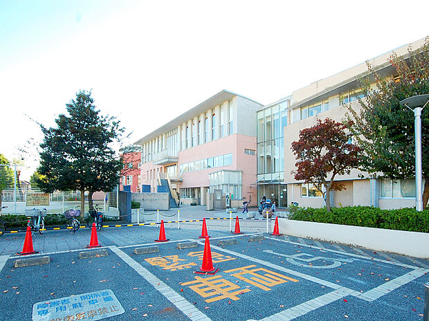 調布市立調和小学校（約830m）