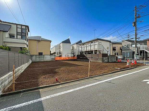 【【土地外観】】南西角地に位置した全2区画の宅地。陽当たり・通風良好な立地で開放的な空間を感じることができ、理想的な暮らしを叶えます。