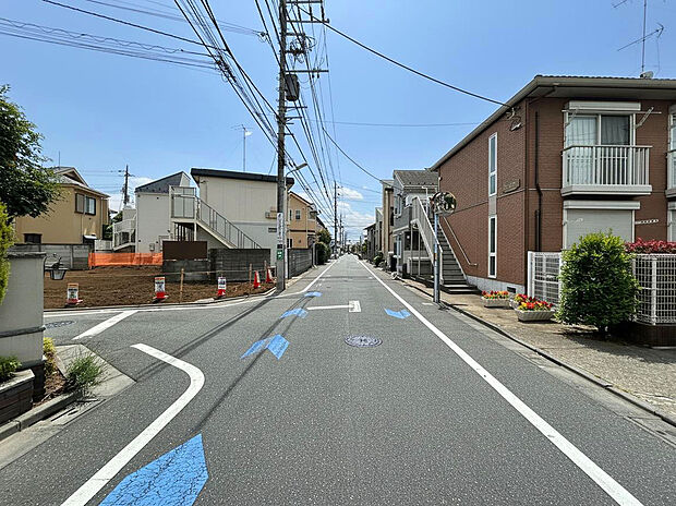【【前面道路】】北側には代々木・表参道方面へ行ける「井の頭通り」、青梅街道や小平方面につながる「五日市街道」、南側は新府中街道へと結ぶ東八道路へ出ることができる「人見街道」がございます。