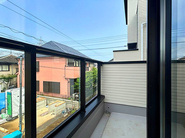 【【Balcony：1号棟】】2面バルコニーならではの開放感が魅力。部屋から外の心地よさを感じられ、洗濯物や布団も分けて干せるなど、家事動線にも配慮した快適な住空間を実現します。