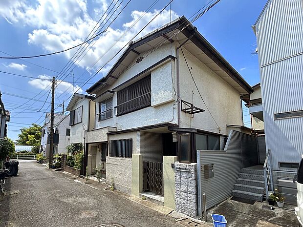 【【外観:現況古屋あり】】教育施設・商業施設が徒歩13圏内に点在。
周辺は「仙川」の自然が感じられる穏やかな住宅街で子育て世帯でも安心して過ごせる住環境。