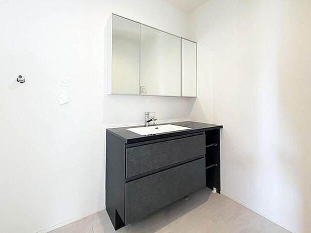 【【建物プラン例：Wash Room】】機能美とデザイン性を両立させた3面境仕上げの洗面化粧台。視覚的に広がり感を持たせるだけでなく、機能的にも優れています。