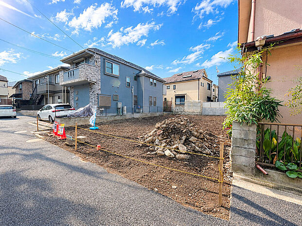 【【外観:9月中旬撮影】】ペニンシュラキッチンを採用した開放的なリビング空間。リビング全体を見渡すことができるので、料理中でも家族とのコミュニケーションが取れます。
