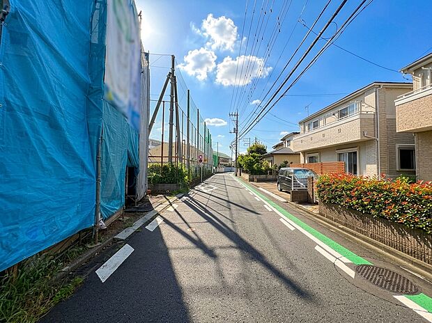 【【前面道路】】「狛江第四中学校」徒歩3分、「狛江第五小学校」徒歩5分。幼稚園や保育園も徒歩10分圏内にあり、共働きの子育て世帯でも安心して暮らせる住まいとなっています。