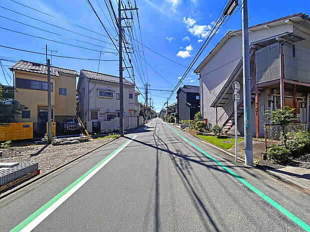 【【前面道路】】コンビニやスーパー、ドラッグストアなどの買い物施設が徒歩13分圏内に充実した暮らしやすい立地。
幼稚園や保育園、小学校など教育施設は徒歩12分圏内に点在し、共働きの子育て世帯でも安心な住環境。