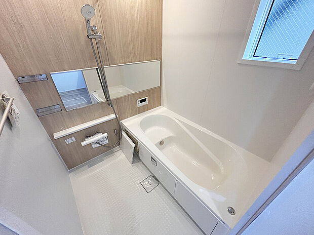 【【Bath Room】】1坪タイプのバスルーム。足を伸ばしてゆったりと浸かれるのはもちろん、洗い場も広さがあるので立ったりしゃがんだりする動作もスムーズに行えます。