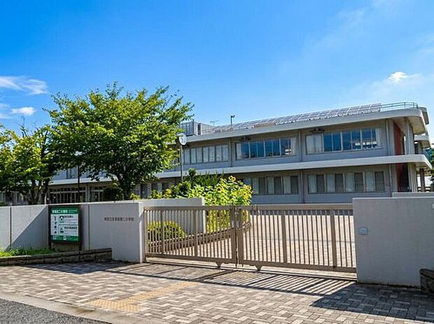 多摩市立多摩第二小学校(約700m)