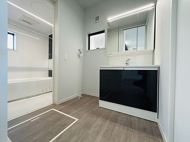 【同社施工例】■同社施工例■
三面鏡・シャワー付きの洗面台