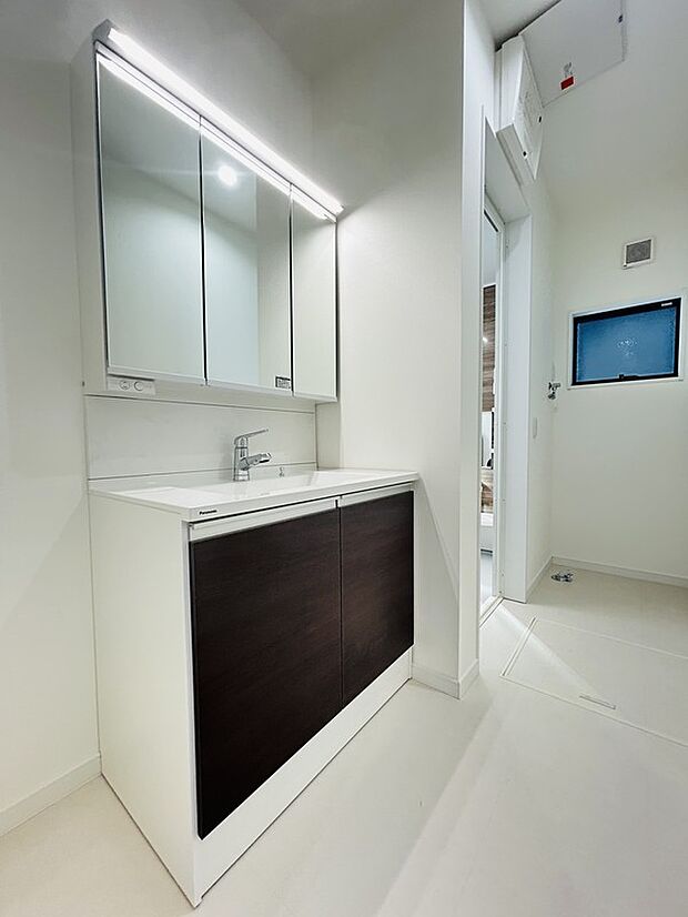 【同社施工例】■同社施工例■
明るく清潔感のある洗面所