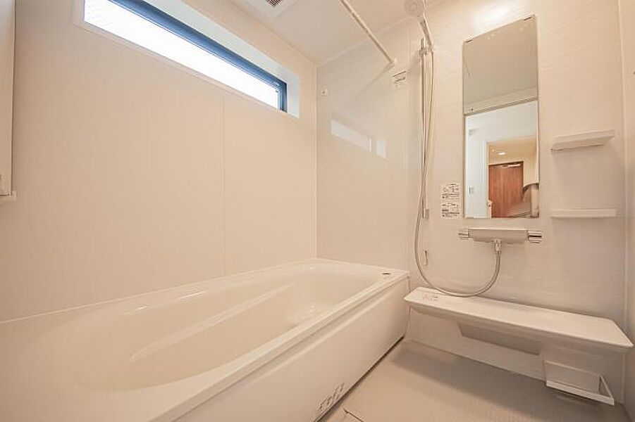 【浴室】窓のあるバスルームは明るく気持ちの良い空間です！