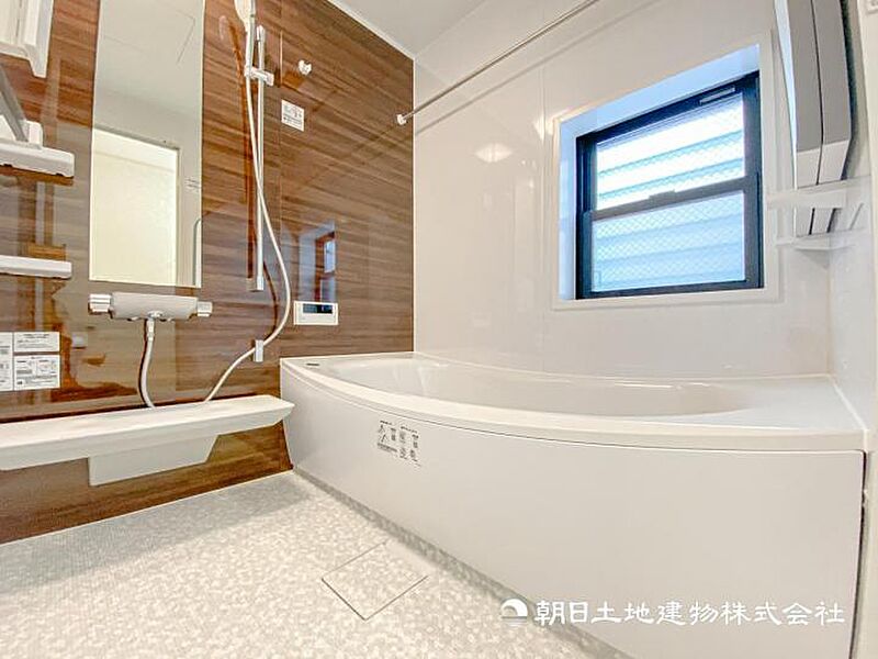 【浴室】窓のあるバスルームは明るく気持ちの良い空間です！！