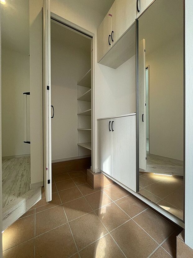 【玄関※施工例※】下駄箱とシューズクロークがございます。