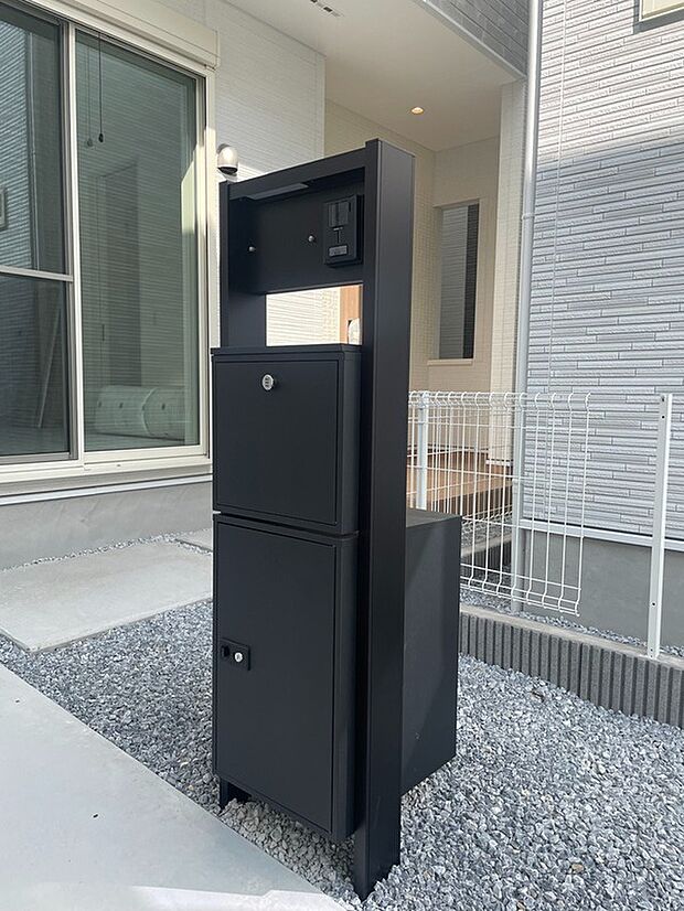 【同社施工例:宅配ボックス】郵便ポストの下に宅配ボックスが設置されています