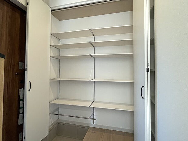 【同社施工例:収納】各居室に収納がございます。