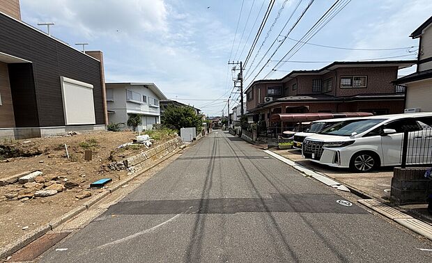 【現地写真】周辺は閑静な住宅街で交通量も少なく、とても静かで穏やかな街並みです。