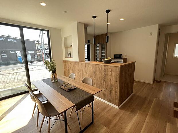 ダイニングキッチン【7号地】（2022年3月撮影）床材や家具、面材まで木肌で質感を統一し優しさあふれる温かみを演出。