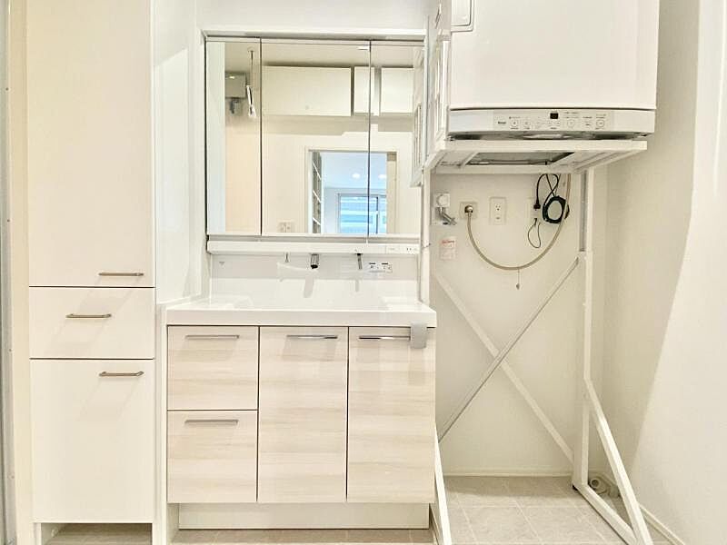 洗面室【48号地】（2022年9月撮影）ゆとりのある洗面脱衣室。脱衣収納やガス乾燥機（幹太くん）、物干しフックも完備されているため、家事にかかる時間が短縮されます。