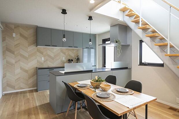 ダイニングキッチン【2号地】(2025年7月撮影)カフェビンテージ調のおしゃれなオープン型キッチン