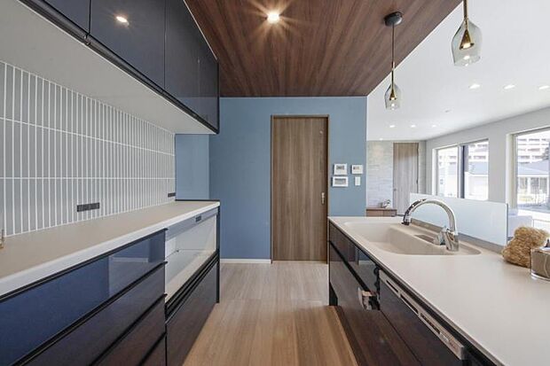 キッチン【13号地】(2024年3月撮影)ダイニング、リビングを見渡せるオープンキッチンです。家事の時短には必須の食洗器もありとても便利です。