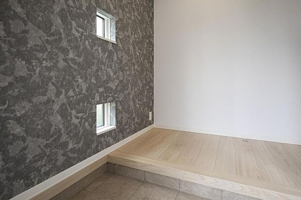 玄関【3号地】（2025年7月撮影）アクセントの小窓とクロスでおしゃれ空間に仕上げました。