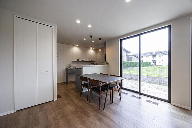 ダイニングキッチン【2号地】（2025年8月撮影）配膳・片付けがスムーズに行えるダイニングキッチン