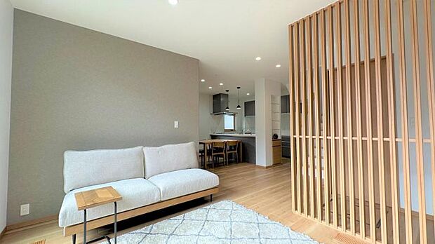 リビング【1号地】(2024年1月撮影)テレビボードや格子間仕切りの色味と木質感に、ファブリックのソファでシャープさをプラスした和モダン空間です。