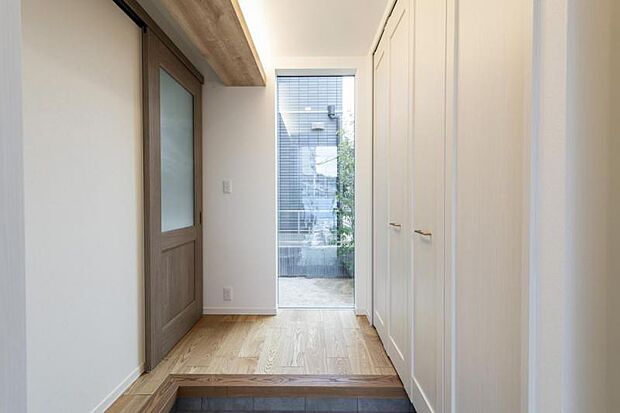 玄関【4号地】(2024年1月撮影)ドアを開けた瞬間、正面FIX窓から視界が外へ抜けるため、空間の広がりと奥行きを感じさせます。