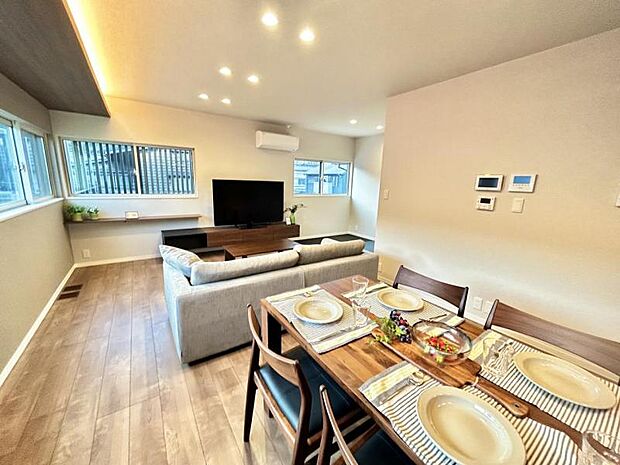 リビングダイニング【3号地】(2023年11月撮影)格子をつけた正面窓はプライバシーを保護しながらも、見渡しの良さも実現