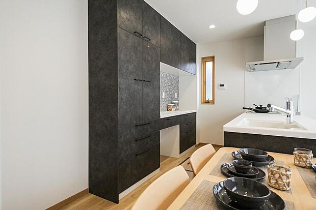 キッチン【11号地】(2025年7月撮影)キッチンの正面にウッドデッキを設けているので、バーベキューはもちろん、ピクニック気分で食事するのもいいですね♪