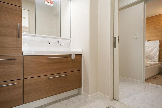 洗面室【11号地】(2025年7月撮影)脱衣所と分けたセパレートタイプの洗面室なので、快適にお使いいただけて、朝のバタバタ時間も解消してくれます♪