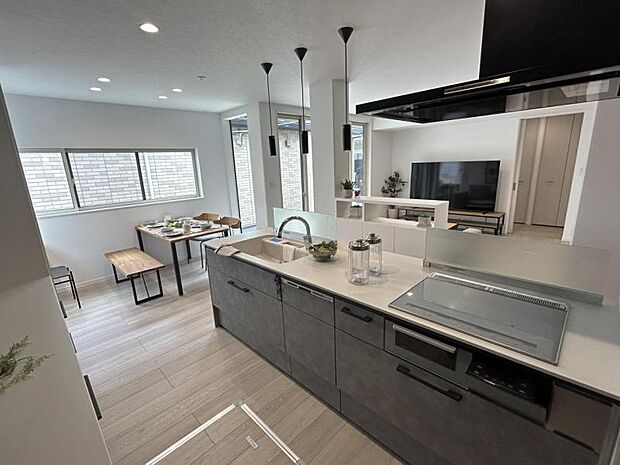 キッチン【4号地】(2024年6月撮影)リビングとは違う日の入り方が楽しめるワークスペース付きのダイニングキッチン