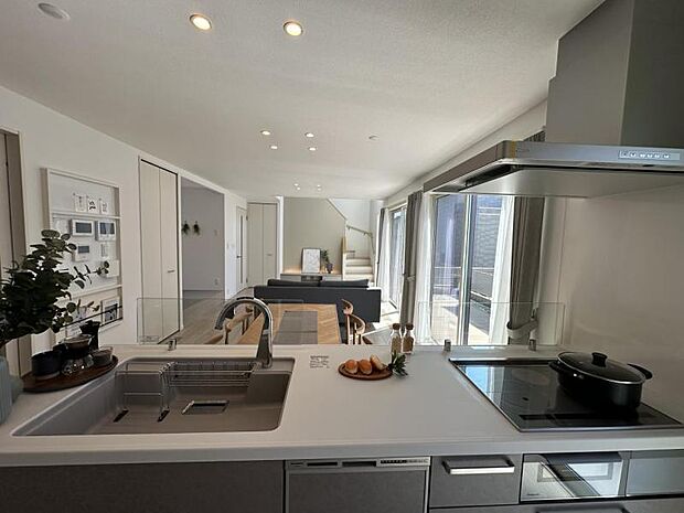 キッチン【17号地】(2025年3月撮影)背面収納上部の間接照明で「見せる」ことにもこだわりました