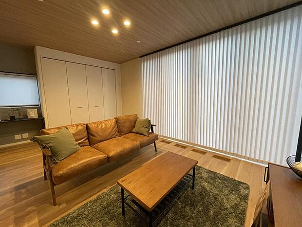 リビング【1号地】（2024年11月撮影）20畳超の広さを確保したＬＤＫ、開放感ある空間で健やかな毎日を