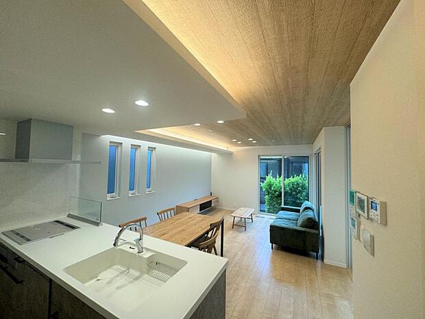 キッチン【7号地】(2024年5月予定)背面収納の吊戸をなく、壁面がスッキリ