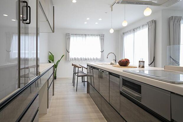 キッチン【9号地】(2025年7月撮影)食洗器付きのオープン型キッチンが奥様の家事を手助けしてくれます。パントリーもあり、収納完備!