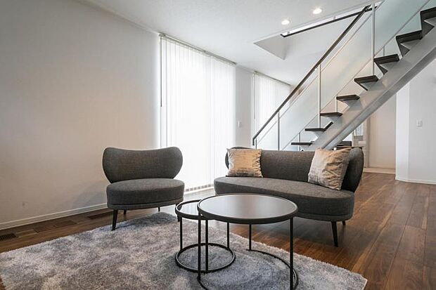 リビング【13号地】(2025年7月撮影)道路側の掃き出し窓とリビング内オープン階段を採用した開放的な空間となっています。