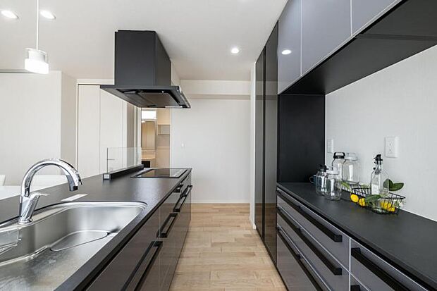 キッチン【5-9号地】（2022年7月撮影）家事動線を考えた回遊性のあるアイランドキッチン。ウッドデッキも近く、お庭でBBQなどもできます。熱に強くキズが付きにくいセラミックの天板を使用。