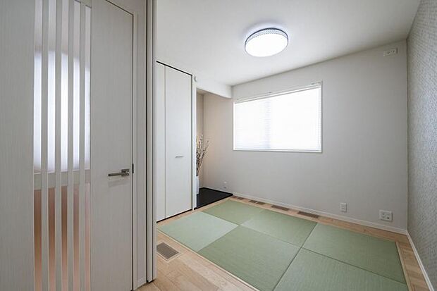 和室【5-9号地】（2022年7月撮影）キッズスペースや来客用としてお使いいただけます。床の間付きの情緒漂う和室。