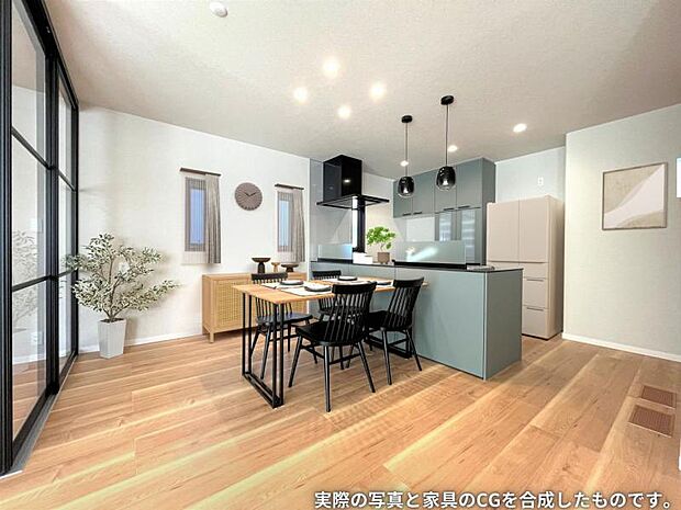 ダイニングキッチン【21-3号地】（2023年12月撮影）黒やグレーを基調としたシックな空間。小窓もあり換気ができるため家族で焼肉など匂いの気になる食事も安心。