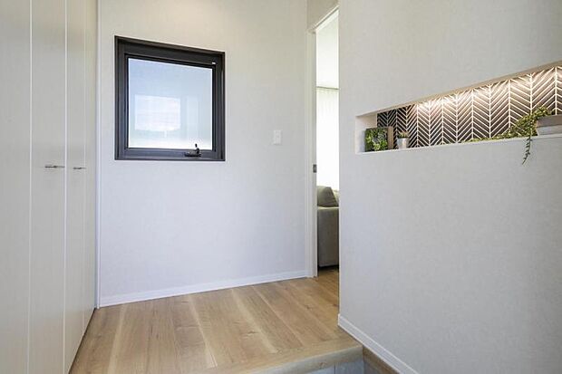 玄関【21-3号地】（2025年7月撮影）小物を飾ってお好きな空間に。毎日使う鍵や配達時の印鑑などを置いておけます。