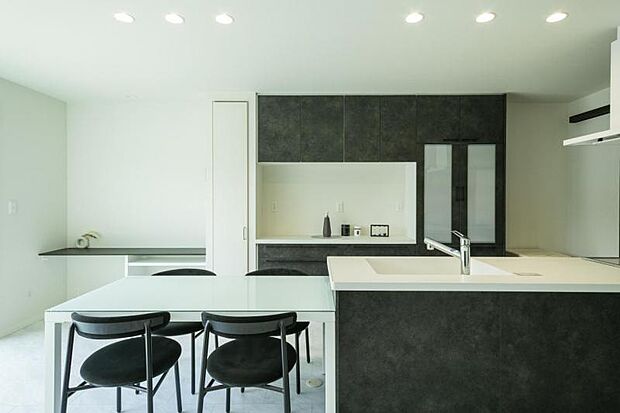 ダイニングキッチン【18号地】(2025年7月撮影)収納たっぷりのオープンキッチン。お子さんの様子を見ながら料理ができます。直接脱衣・洗面所へもつながる動線も確保。