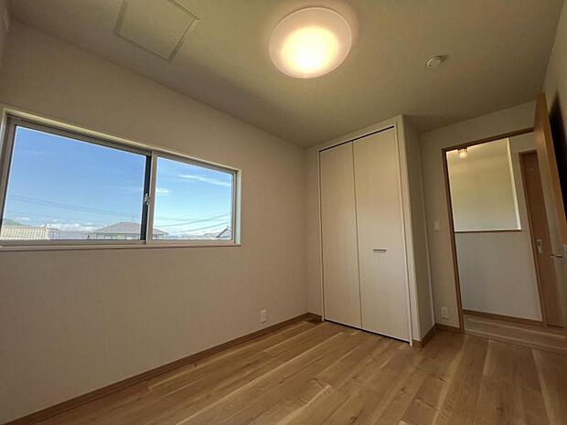 洋室【1号地】（2023年9月撮影）収納もしっかり、白を基調に明るい空間