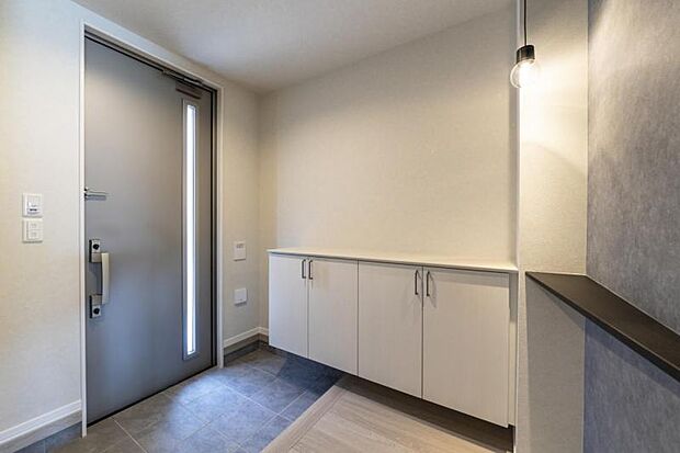 玄関【4号地】(2024年5月撮影)玄関ドアを開けると正面に印象的な飾り棚とペンダントライト