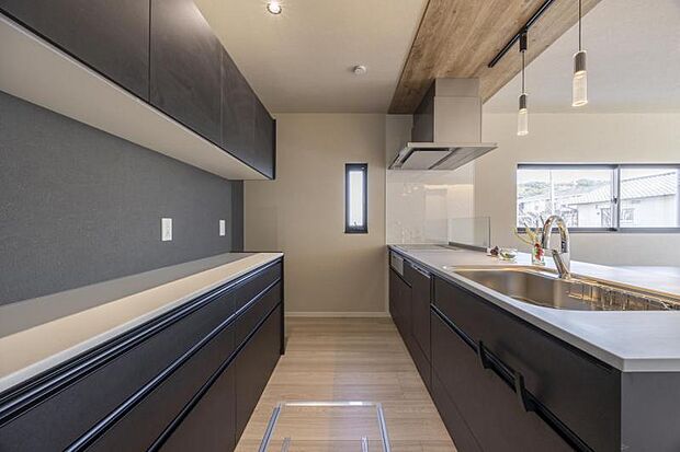 キッチン【8号地】(2025年2月撮影)ペンダントライトがアクセント