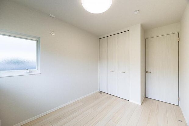 洋室【14号地】(2024年6月撮影)白を基調に明るい空間